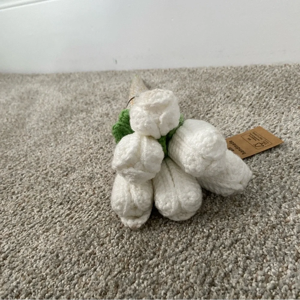 Knit White Tulips NWT